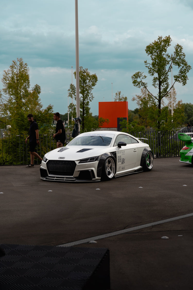 Full carbon fiber side skirts and diffuser for Audi TT 8S